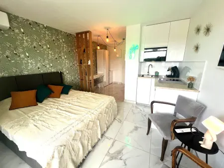 Studio rénové climatisé avec piscine, parking inclus, à Agde - Photo 3