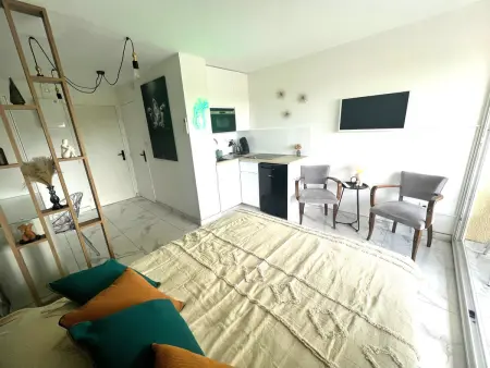 Studio rénové climatisé avec piscine, parking inclus, à Agde - Photo 5