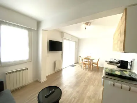 Appartement rénové près de la plage avec wifi, jardin, parking, et garage - Photo 4