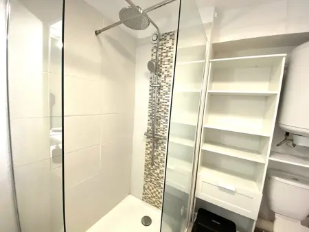 Appartement rénové près de la plage avec wifi, jardin, parking, et garage - Photo 8