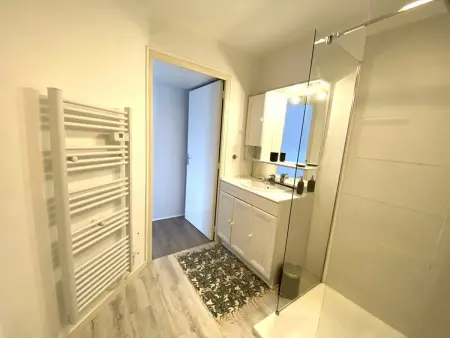 Appartement rénové près de la plage avec wifi, jardin, parking, et garage - Photo 9
