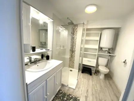 Appartement rénové près de la plage avec wifi, jardin, parking, et garage - Photo 10