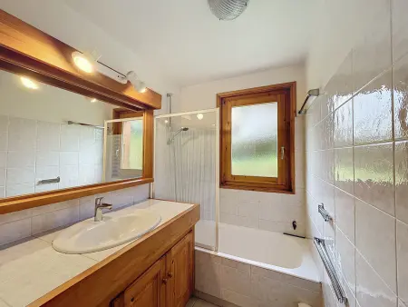 Appartement Mont Blanc : 2 chambres, terrasse, parking et équipements modernes - Photo 9