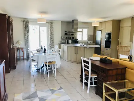 Gîte familial de plain-pied avec grande terrasse, jardin clos et équipements complets à Vallières-les-Grandes - Photo 1
