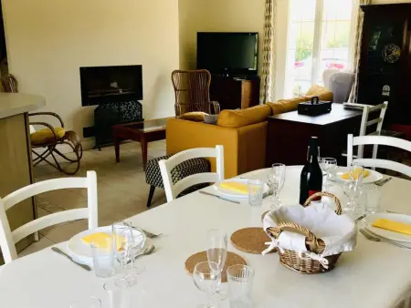 Gîte familial de plain-pied avec grande terrasse, jardin clos et équipements complets à Vallières-les-Grandes - Photo 3